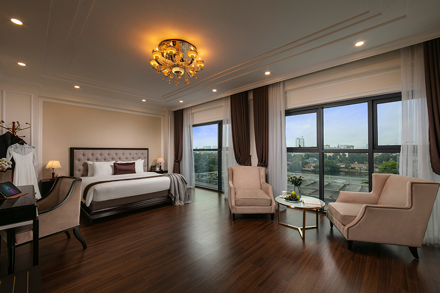EXECUTIVE SUITE ROOM
